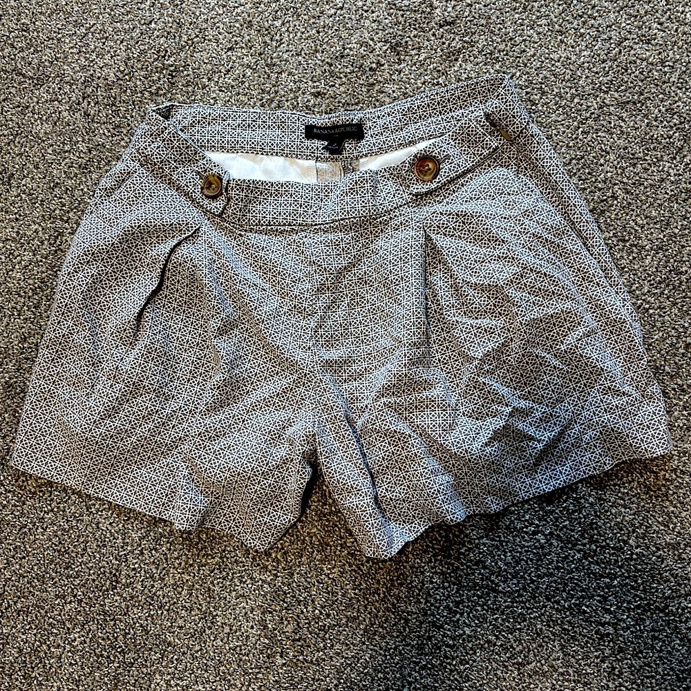 Banana Republic‎ Gray Bermudas Tailored Lightweight Shorts Size 2